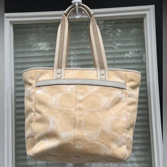 Coach Scribbles Signature C HamptonTote Bag (w/hang tag)(EUC) - Picture 5 of 16